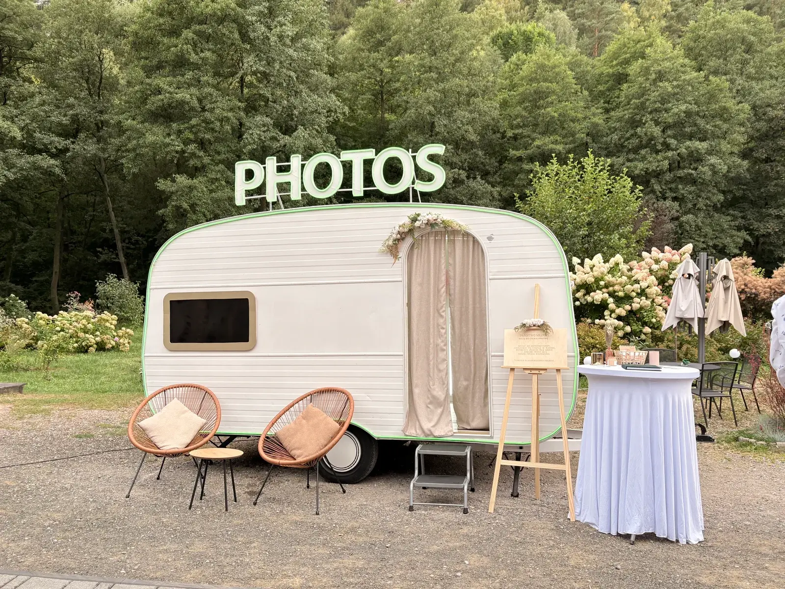 Fotoprzyczepa Boho z dekoracjami w plenerze